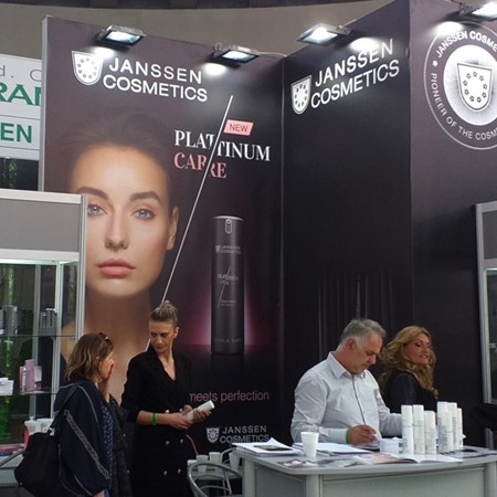 Janssen Cosmetics mit der serbischen Partnerin auf der "The Touch of Paris" in Belgrad