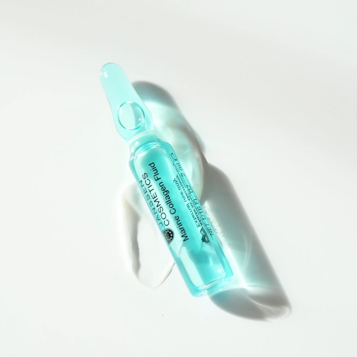  Marine Collagen Fluid Ampulle von Janssen Cosmetics in türkisfarbenem Design auf weißem Hintergrund.